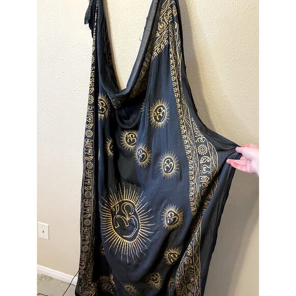 Black "OM" Symbol Meditation Tapestry/Sarong W/ Gold Screen Printed Detail Yoga - Picture 2 of 10